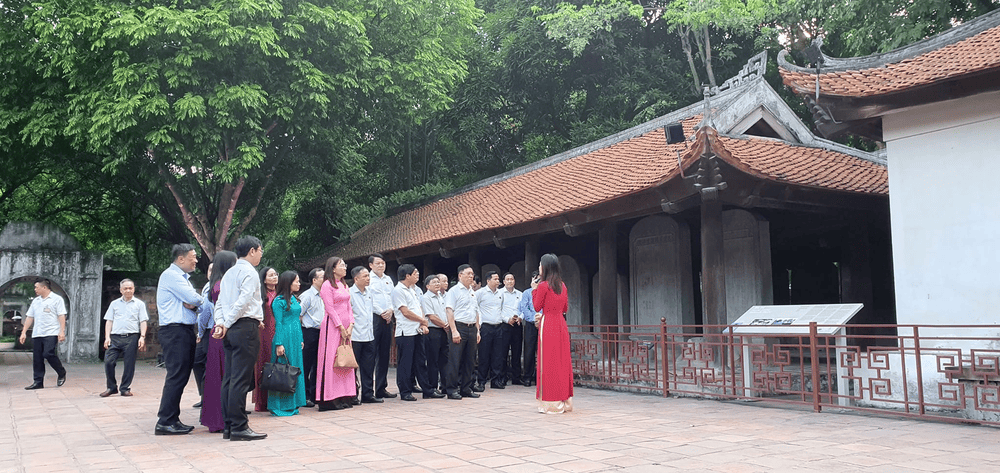 Bạn nên lựa chọn trang phục lịch sự, kín đáo khi tham quan Văn Miếu Quốc Tử Giám. (Nguồn: Facebook page Di tích Văn Miếu-Quốc Tử Giám)